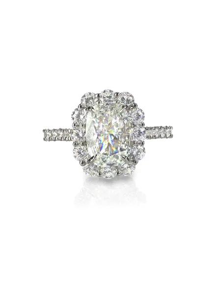 Bague de fiançailles solitaire diamant isolé sur blanc — Photo