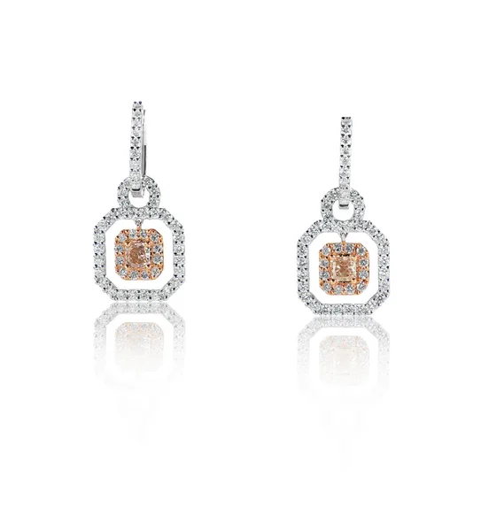 Orecchini con diamanti in oro rosa e oro bianco isolati su bianco — Foto Stock