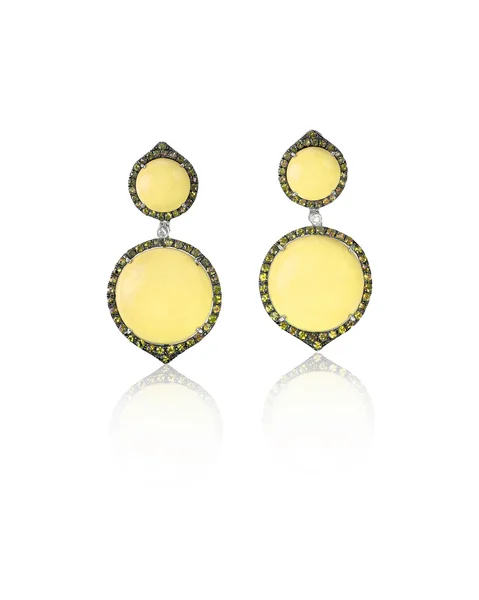 Brincos de moda em ouro amarelo e diamante com halo de pedra preciosa isolado em branco — Fotografia de Stock