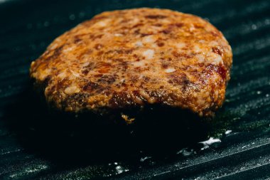 Hamburg eti tavada kızartılıyor. Hamburgerin ana malzemelerinden biri..