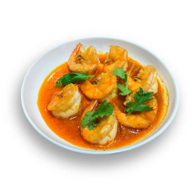 Beyaz arka planda tuzlanmış yumurta soslu kızarmış karides.