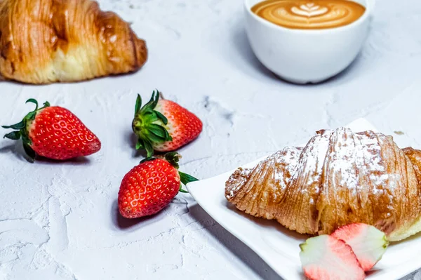 Pequeno Almoço Continental Com Croissants Café Morangos Frescos — Fotografia de Stock