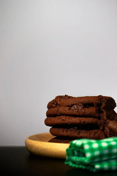 Шоколадне Печиво Розміщують Дерев Яному Підносі Зеленою Тканиною Розміщеною Чорному — стокове фото