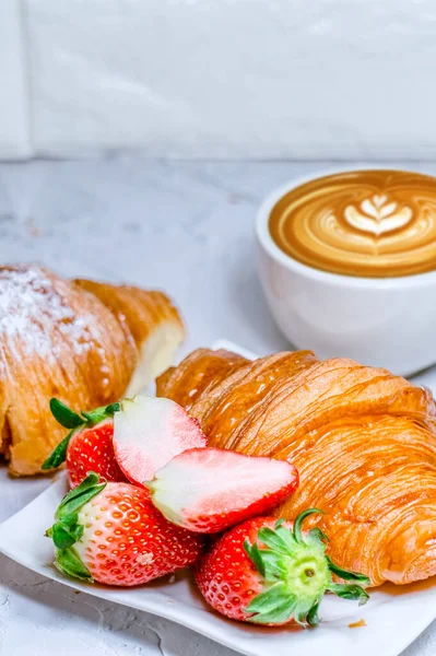 Pequeno Almoço Continental Com Croissants Café Morangos Frescos — Fotografia de Stock