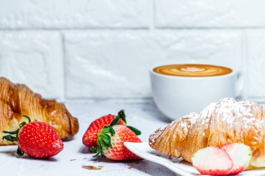 Kruvasan ile Avrupalı kahvaltı. Kahve ve taze çilek.