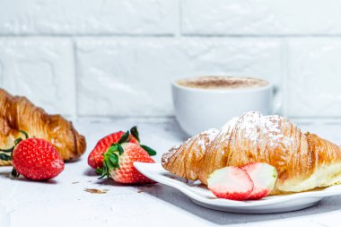 Kruvasan ile Avrupalı kahvaltı. Kahve ve taze çilek.