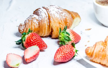 Kruvasan ile Avrupalı kahvaltı. Kahve ve taze çilek.