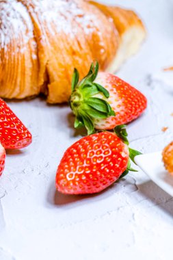 Taze çilek ve kruvasan arkaplanı.