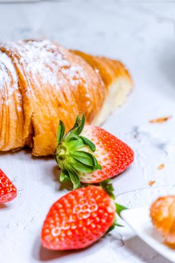 Taze çilek ve kruvasan arkaplanı.