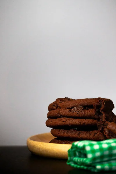 Biscotti Cioccolato Sono Collocati Vassoio Legno Con Panno Verde Posto — Foto Stock