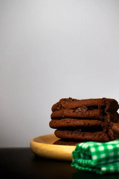 Μπισκότα Σοκολάτας Τοποθετούνται Ξύλινο Δίσκο Ένα Πράσινο Πανί Τοποθετημένο Πάνω — Φωτογραφία Αρχείου