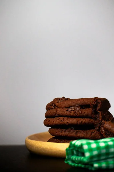 Biscoitos Chocolate São Colocados Uma Bandeja Madeira Com Pano Verde — Fotografia de Stock