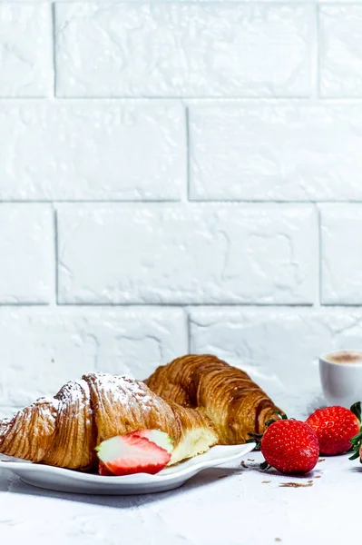 Pequeno Almoço Continental Com Croissants Café Morangos Frescos — Fotografia de Stock