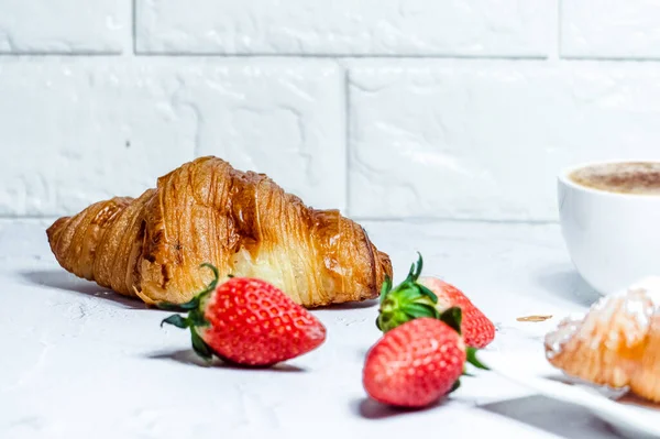 Pequeno Almoço Continental Com Croissants Café Morangos Frescos — Fotografia de Stock