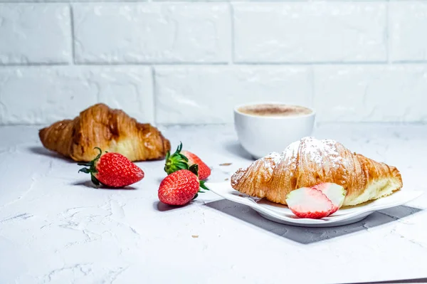 Pequeno Almoço Continental Com Croissants Café Morangos Frescos — Fotografia de Stock