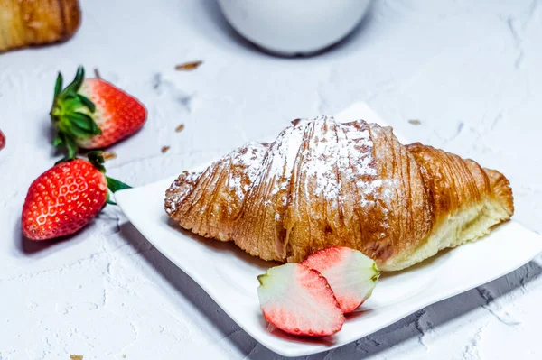 Pequeno Almoço Continental Composto Por Croissants Polvilhados Com Açúcar Confeiteiro — Fotografia de Stock