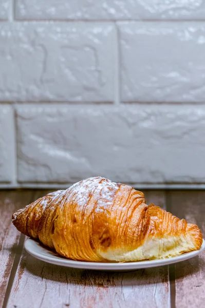 Croissanty Posypane Cukrem Pudrem Białym Talerzu Drewnianym Stole — Zdjęcie stockowe
