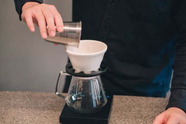 Fincana kahve tozu dökmek ve kahve damlatmak için damlatıcı..