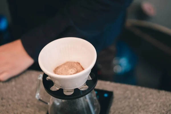 Pour the water in the cup set and the dripper for the coffee dripper.