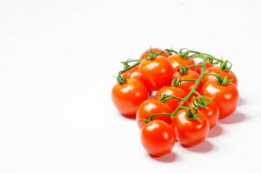 Beyaz arkaplanda domatesler