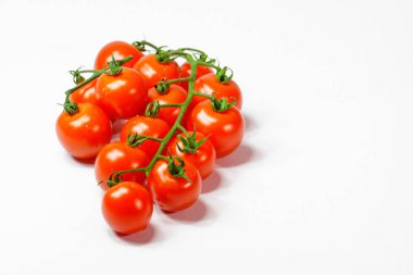 Beyaz arkaplanda domatesler