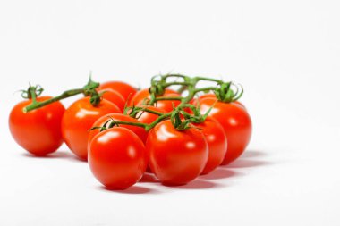 Beyaz arkaplanda domatesler