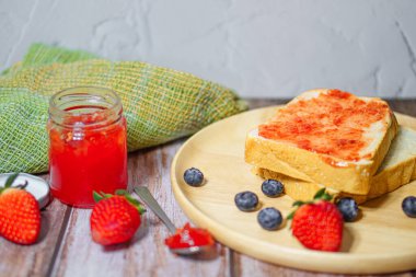 Ekmek ve Çilek Reçeli