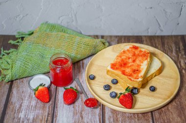 Ekmek ve Çilek Reçeli