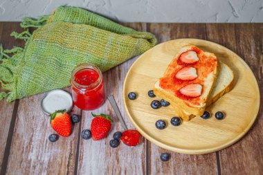 Ekmek ve Çilek Reçeli