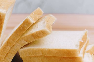 Dilimlenmiş ekmek, ahşap tepside pişiyor. Basit kahvaltı.