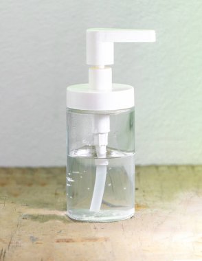 Temiz bir cam şişeye yerleştirilmiş alkol jeli ahşap bir zemine konur..