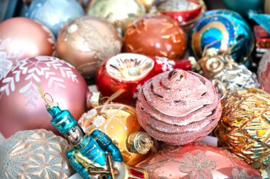 Pembe arka planda beyaz fiyonklu güzel bir hediye yatıyor. Hediye paketi beyaz bezelyelerle pembe kağıda sarılmış. Asgari Noel Yeni Yıl konsepti