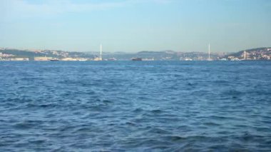 İstanbul şehri ufukta, Boğazın dipsiz mavi sularının inanılmaz manzarası görünüyor. Yaz güneşli bir gün ve açık mavi bir gökyüzü