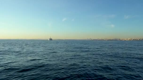 Uitzicht Blauwe Zee Vanuit Lucht Stad Zichtbaar Aan Horizon Lucht — Stockvideo