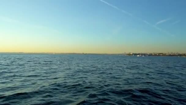 Mavi Denizdeki Bir Dronun Hava Görüntüsü Drone Hızlı Suya Yakın — Stok video