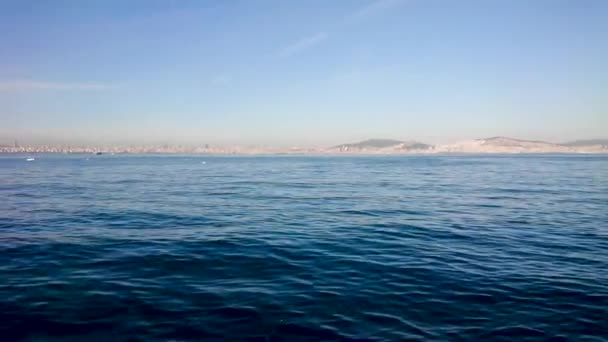 Nádherný Výhled Moře Istanbul Vodě Jsou Vidět Velké Kopce Bóje — Stock video
