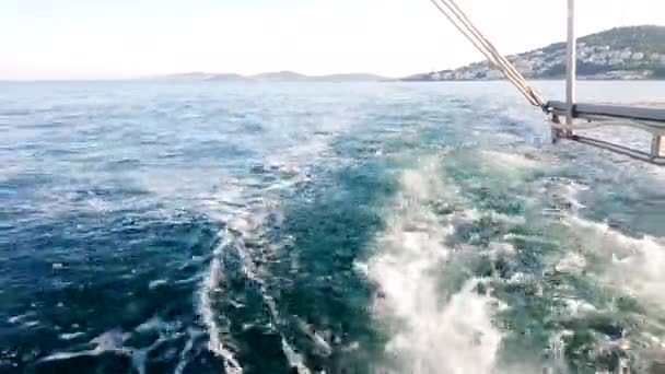 Orzeźwiający Widok Stypę Jachtu Woda Morska Gotuje Się Piana Przed — Wideo stockowe
