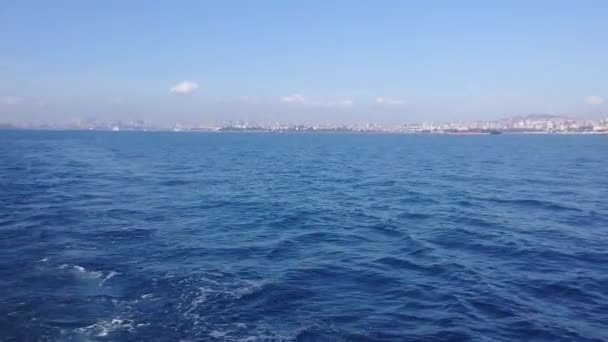 Egy Nyugodt Tengerpart Kilátással Isztambulra Horizonton Világos Kék Víz Szelíd — Stock videók