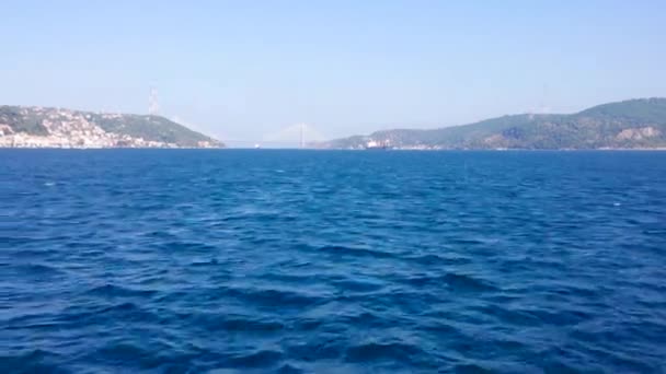 Prachtige Zeegezicht Met Uitzicht Hoge Heuvels Van Istanbul Bosporusbrug Hellingen — Stockvideo