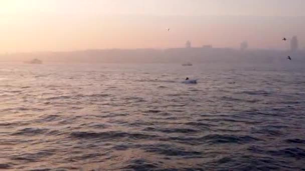 Wspaniały Krajobraz Morski Zachodzie Słońca Gdy Kamera Się Porusza Niebo — Wideo stockowe