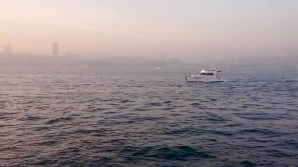 Samudera Indah Dengan Kapal Pesiar Putih Dengan Ukuran Yang Berbeda — Stok Video