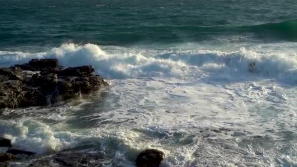Захватывающий Медленный Снимок Бурного Моря Волны Перекатываются Разбиваются Береговой Линии — стоковое видео