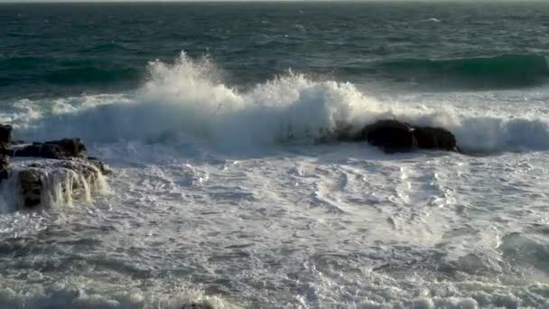 嵐の海の信じられないほどの景色 波は海岸の石に力強く衝突した 海の泡の種と高いスプラッシュやスプラッシュが上昇します スローモーション撮影 — ストック動画