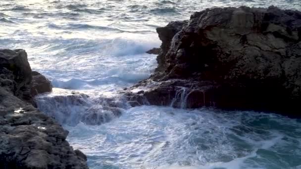 Una Vista Relajante Cercana Del Mar Agitado Las Rocas Costeras — Vídeos de Stock