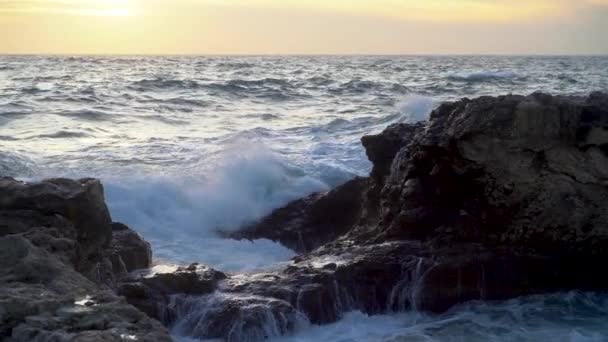 Impresionantes Vistas Cerca Del Mar Agitado Las Rocas Costeras Las — Vídeos de Stock