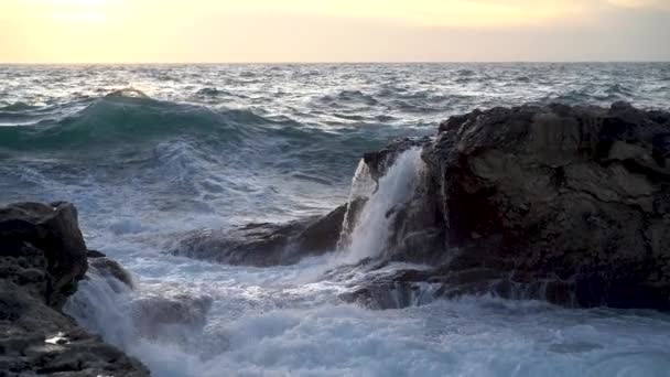 Fascinante Disparo Mar Agitado Una Gran Ola Rueda Poderosamente Sobre — Vídeos de Stock