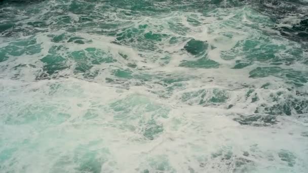 Increíble Vista Cerca Las Olas Del Mar Durante Una Tormenta — Vídeos de Stock