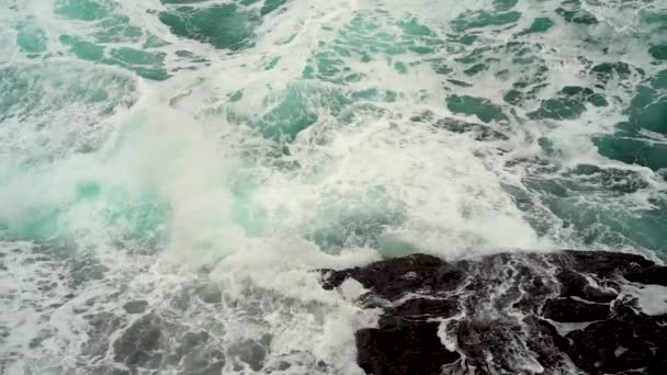 荒れ狂う海の息をのむようなアップを閉じるビュー 波が美しく力強いロール 泡は水の上に素晴らしいパターンを作成します 水しぶきが高いスプレーを作成します スローモーション撮影 — ストック動画