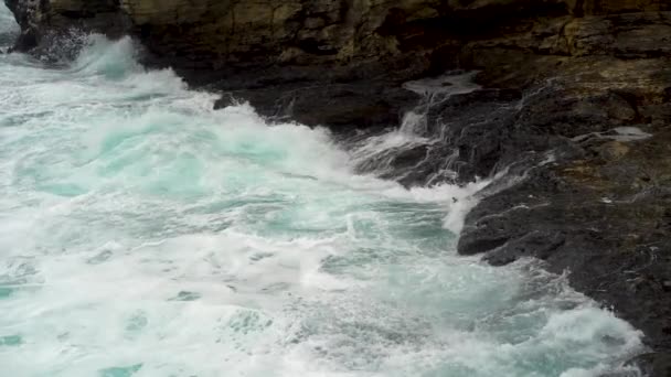 Beeindruckende Ausblicke Auf Die Stürmische See Und Die Klippen Der — Stockvideo