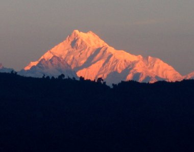 Mt. Dağın muhteşem manzarası. Kanchanjunga, dünyanın en yüksek 3. zirvesi 8586 metre, gün doğumunda Tashi View Point 'ten bakıldığında, Gangtok büyüleyici görünüyor. Bu dağ Sikkim 'in koruyucu tanrısı olarak kabul edilir, dağın zirvesine çıkmak yasaktır..